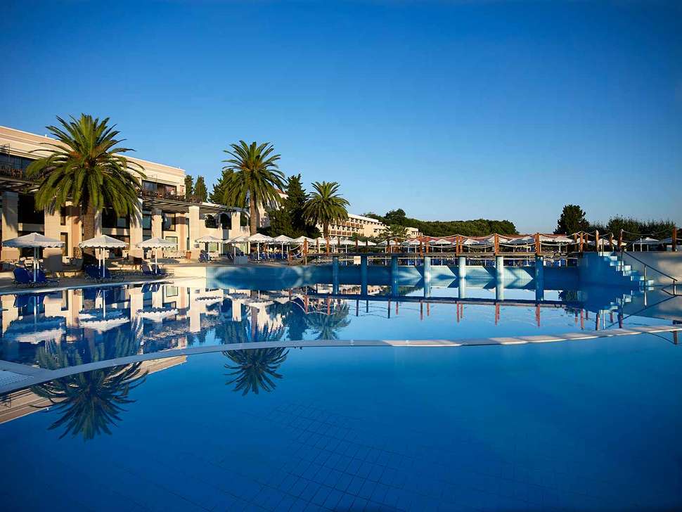 Zwembad van Mitsis Roda Beach Resort & Spa in Acharavi, Corfu