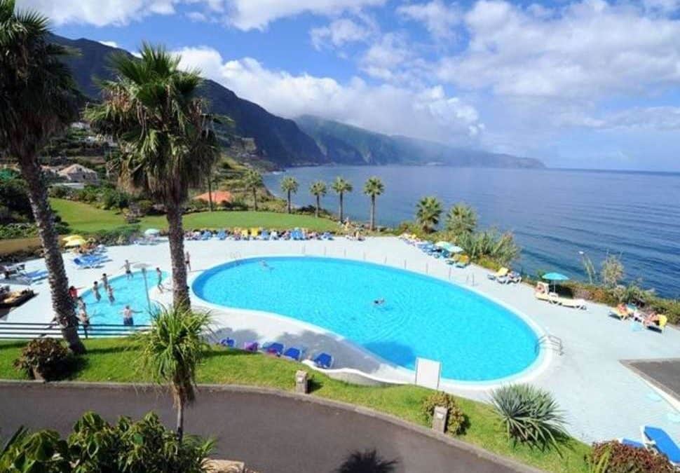 Zwembad en uitzicht van Monte Mar Palace Hotel in Ponta Delgada, Madeira