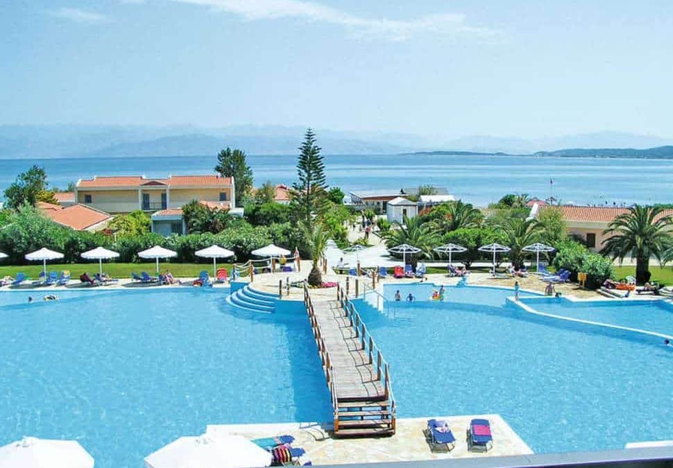 Zwembad met uitzicht op zee van Mitsis Roda Beach Resort & Spa in Acharavi, Corfu