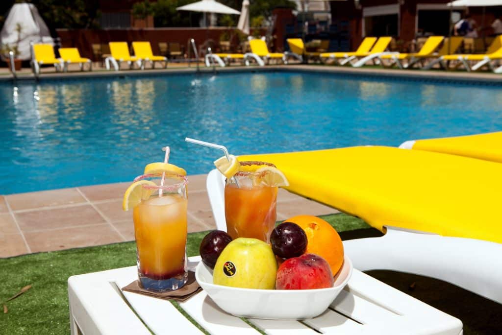 Cocktail bij zwembad Hotel Itaca Fuengirola in Spanje