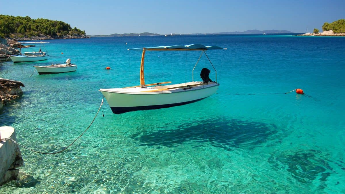 Een boot in kristalhelder water in Kroatië