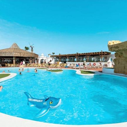Zwembad van Sands Beach Resort in Costa Teguise, Lanzarote