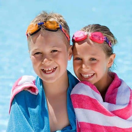 Twee kinderen bij een zwembad