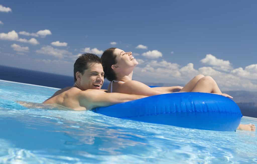 Man en vrouw in zwembad met rubberband