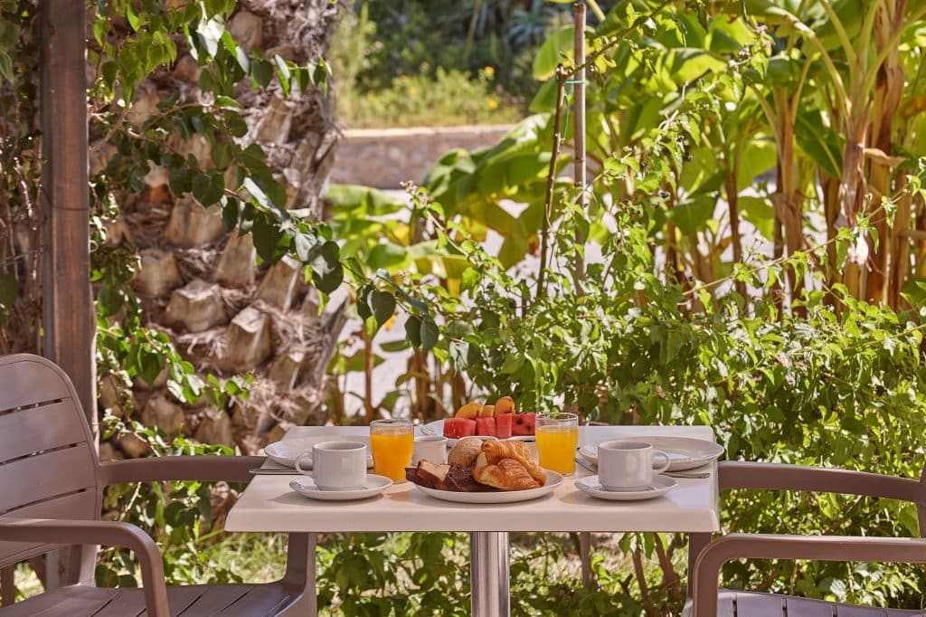 Ontbijt op het terras van Hotel Ammos Resort in Mastichari, Kos