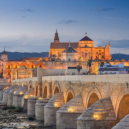 Romeinse brug en kathedraal in Cordoba, Spanje