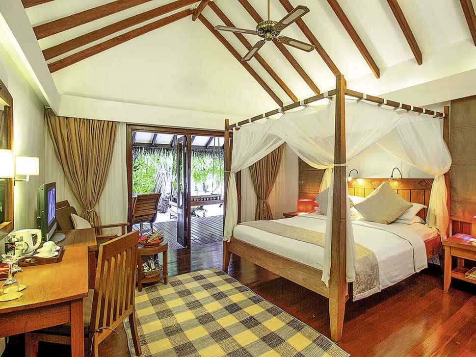 Slaapkamer van bungalow van Medhufushi Island Resort in Medhufushi, Malediven