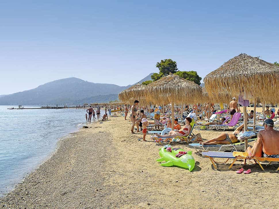 Strand van Messonghi Beach Hotel in Moraitika, Corfu