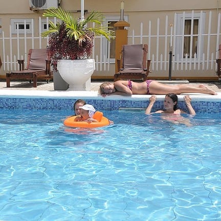 Zwembad van Appartementencomplex Martinus in Paramaribo, Suriname