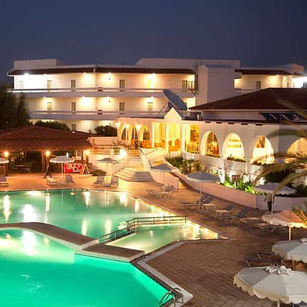 Zwembad in de avond van Niriides Hotel in Kolymbia, Rhodos