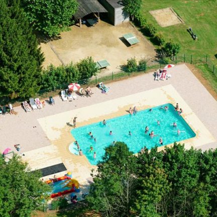 Zwembad van Camping Colline de Rabais in Virton, Ardennen, België