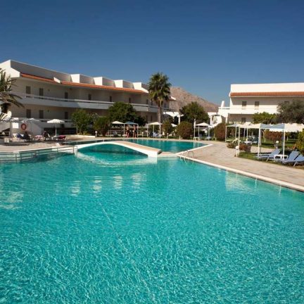 Zwembad van Niriides Hotel in Kolymbia, Rhodos