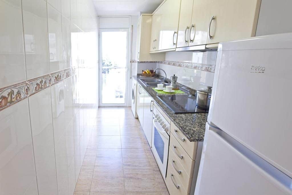 Keuken in een appartement van Villa de Madrid in Blanes, Spanje