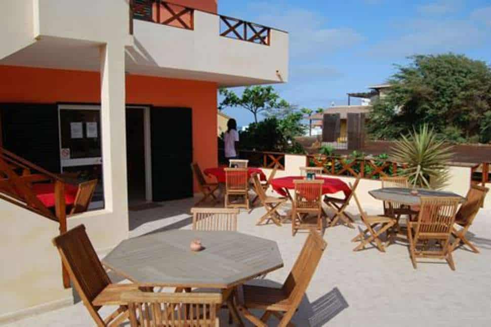 Terras van Hotel Ponta Preta in Santa Maria, Kaapverdië