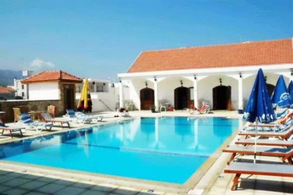 Zwembad van Hotel Altinkaya in Kyrenia, Cyprus