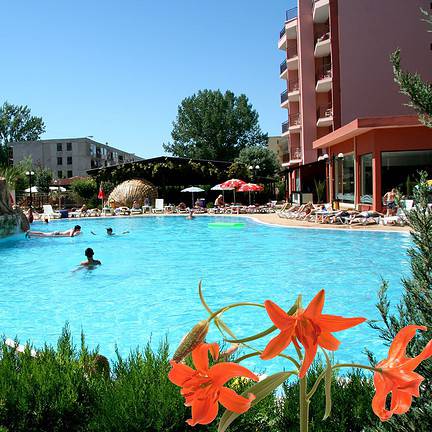 Zwembad en bloemen van hotel Izola Paradise in Sunny Beach, Bulgarije