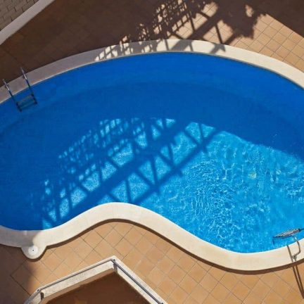 Zwembad van Villa de Madrid in Blanes, Spanje