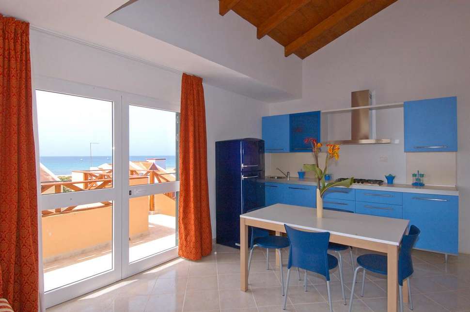 Keuken van een appartement in het Ponta Preta in Santa Maria, Kaapverdië