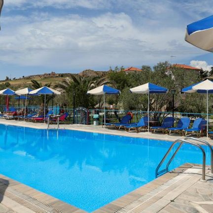 Zwembad van Harris Hotel in Anaxos, Lesbos