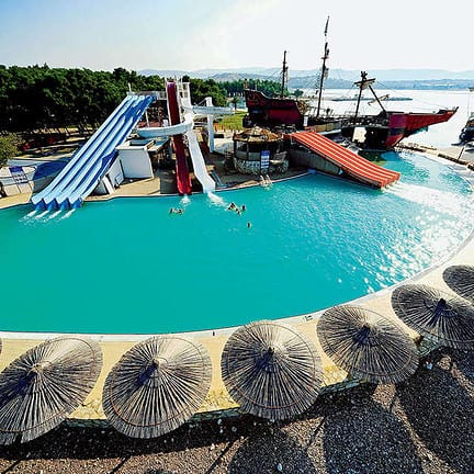 Zwembad en strand van Camping Beach Resort in Šibenik, Kroatië