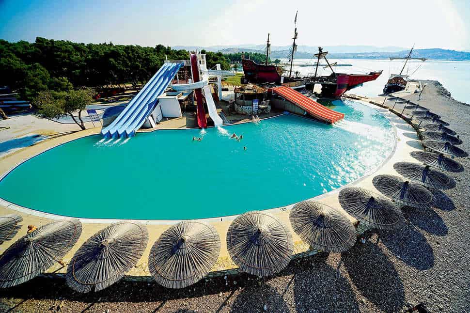 Zwembad en strand van Camping Beach Resort in Šibenik, Kroatië