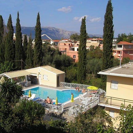 Ligging en Zwembad van Dimitra Apartments in Gouvia, Corfu
