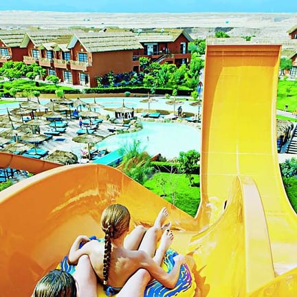 Kinderen op een glijbaan in hotel Jungle Aqua Park in Hurghada, Egypte