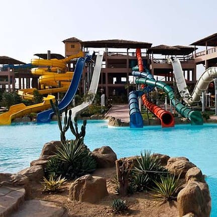 Meerdere glijbanen in hotel Pickalbatros Jungle Aqua Park in Hurghada, Egypte