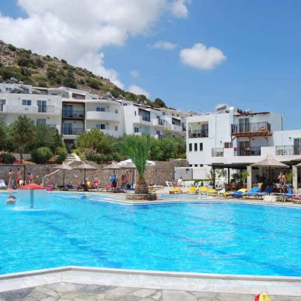 Zwembad van Semiramis Village hotel op Kreta