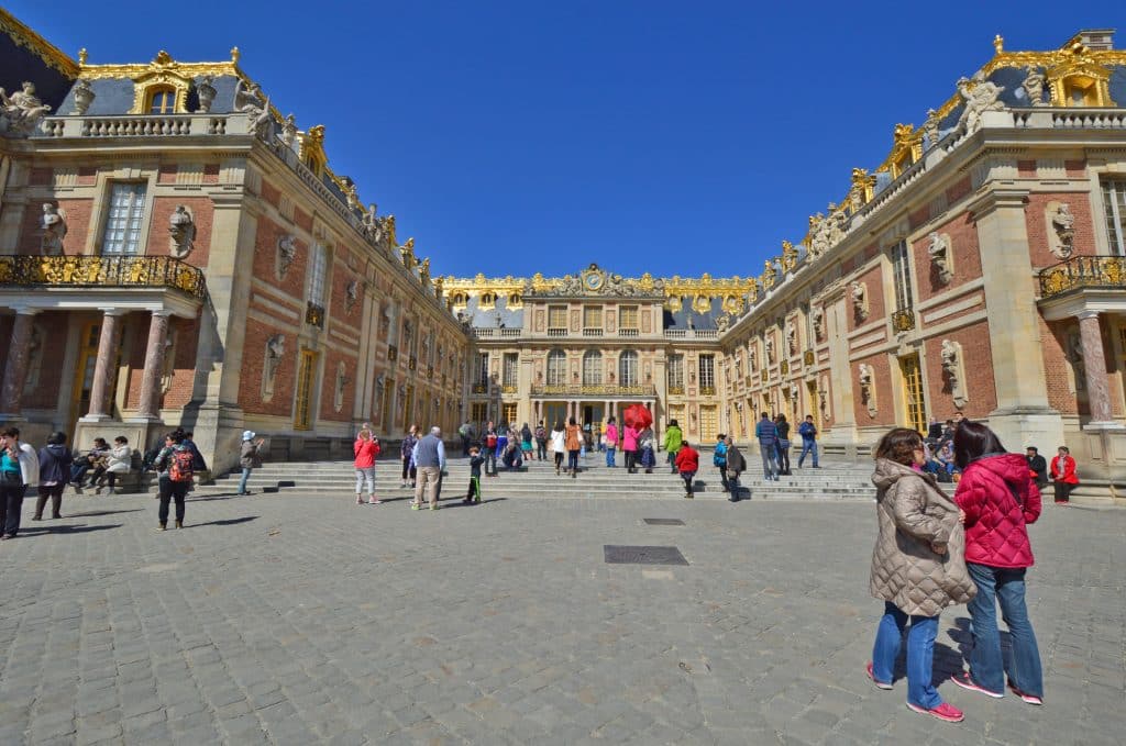 Toeristen bezoeken het paleis van Versailles in Parijs, Frankrijk