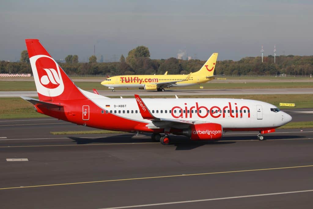 Vliegtuigen van Airberlin en TUIfly op een vliegveld in Duitsland