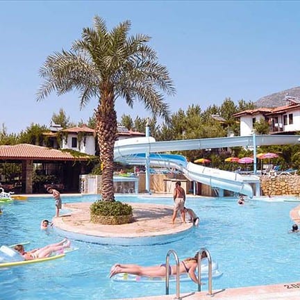 Zwembad en Glijbaan Club Orka Hotel en Villas in Oludeniz, Turkije