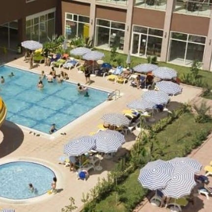 Zwembad met glijbaan van PrimaSol Telatiye Resort in Konakli, Turkije