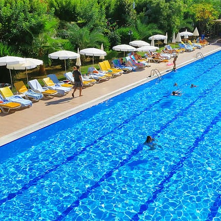 Zwembad van PrimaSol Telatiye Resort in Konakli, Turkije