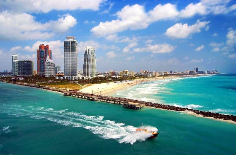 Uitzicht op zee en strand van Miami, Florida