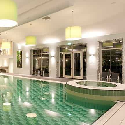 Zwembad en whirlpool van Van der Valk Hotel in Emmen