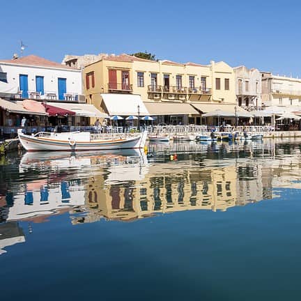Oude Venetiaanse haven in Rethymnon op Kreta, Griekenland