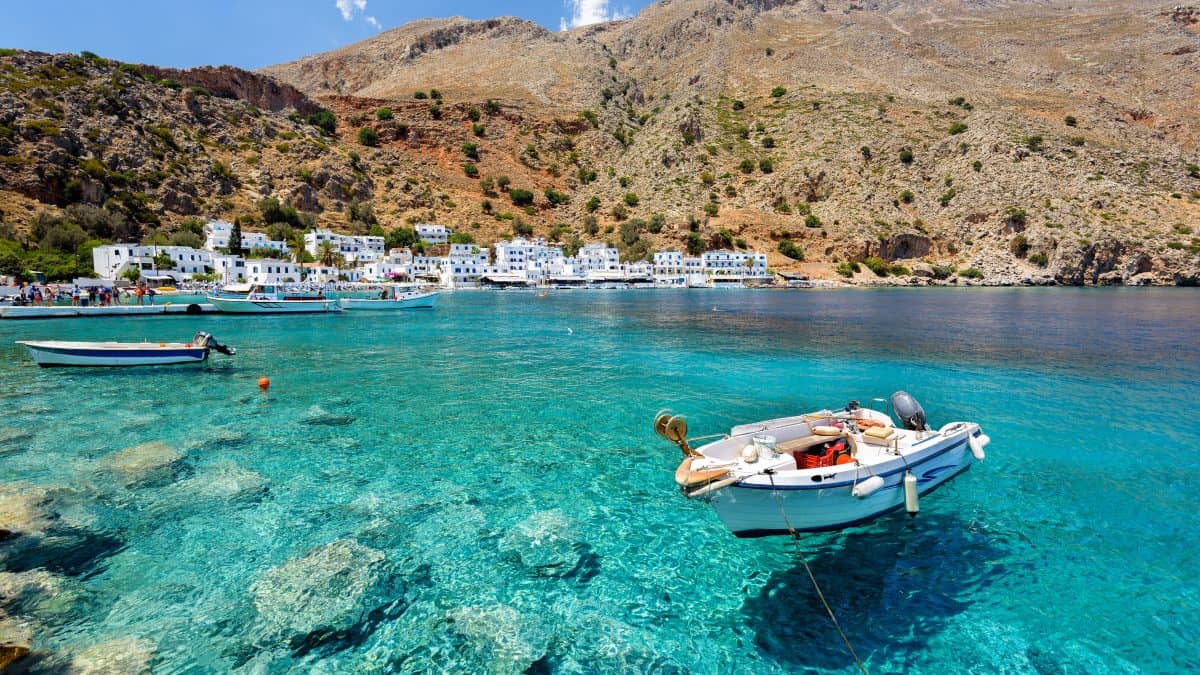 Helder water met boten op Kreta