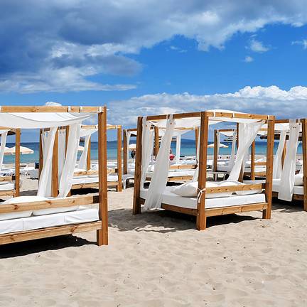 Ligbedjes op het strand van Ibiza
