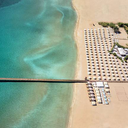 Pier en Strand van Kaya Artemis Resort in Bafra, Noord-Cyprus