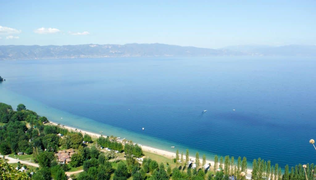 Strand van het Meer van Ohrid in Macedonië