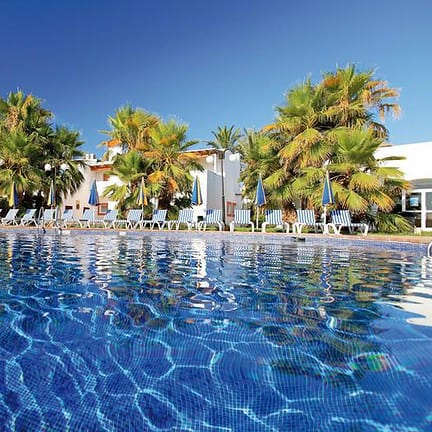 Zwembad van Sirenis Club Siesta in Santa Eulalia, Ibiza