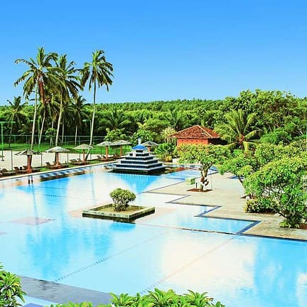 Zwembad van Club Palm Bay Hotel in Marawila, Sri Lanka