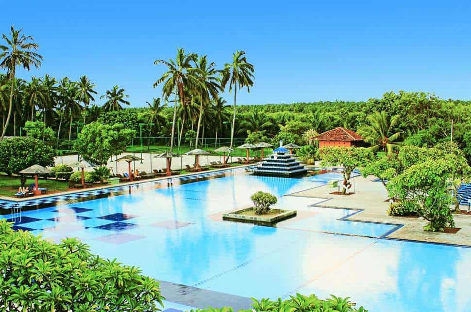 Zwembad van Club Palm Bay Hotel in Marawila, Sri Lanka