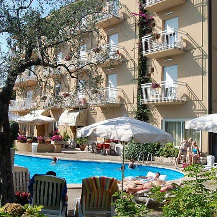 Zwembad Hotel Romeo in Torri del Benaco, Gardameer