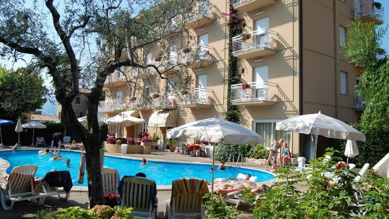 Zwembad Hotel Romeo in Torri del Benaco, Gardameer