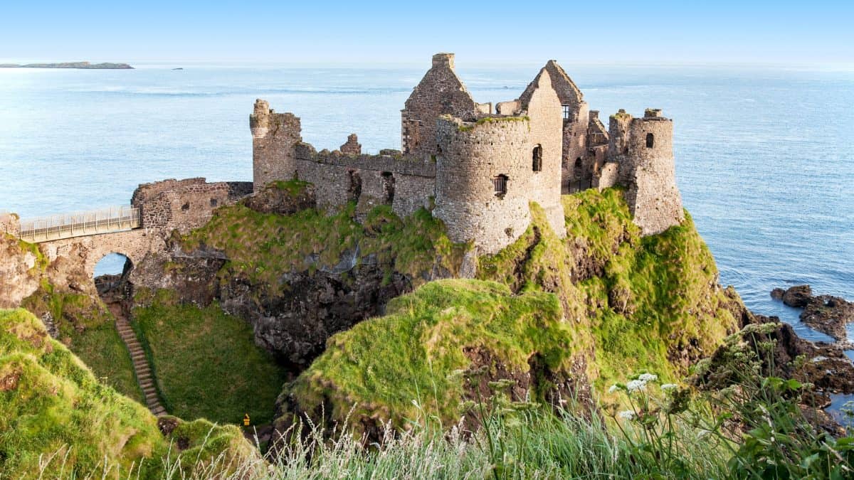 Ruines van Dunluce Castle in Noord Ierland