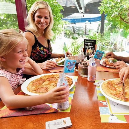 Familie aan het pannenkoeken eten in Vakantiepark de Berkenhorst in Kootwijk, Gelderland