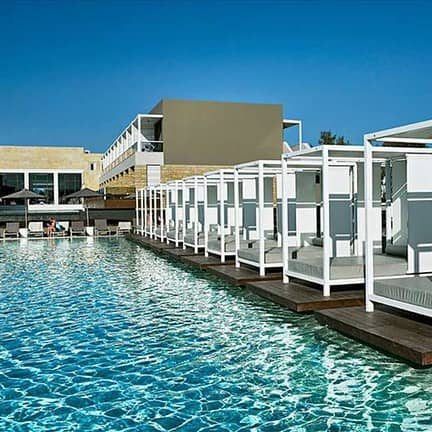 Ligbedden bij de Zwembaden van Pelagos Suites Hotel in Kos-Stad, Kos