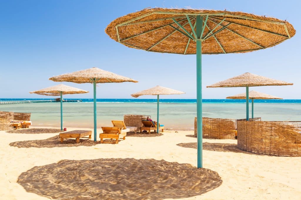 Strand van Triton Empire Beach in Hurghada, Egypte